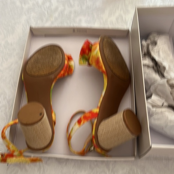 Adorable 🥰 8 M wedge heels 👠🌺🪷🌻 - Picture 3 of 4